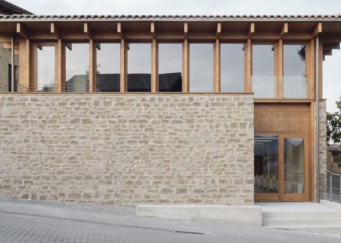 Edificio polivalente por Araiz Floristán Arquitectos. Fotografía por Ondarraitz