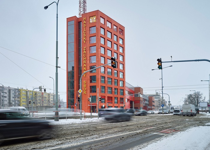 Servicio de Bomberos y Rescate por Architektura. Fotografía por Filip Šlapal
