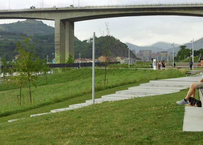 Parque Zamalanda de la Ribera del Nervión por Burgos & Garrido Arquitectos. Fotografía por Roland Halbe