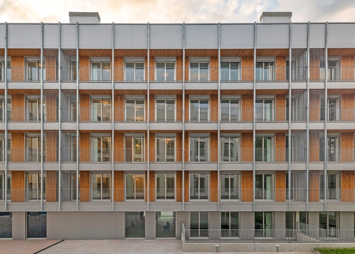 4 edificios de 74 viviendas sociales en Valdecorvos por Díaz y Díaz Arquitectos. Fotografía por Héctor Santos-Díez