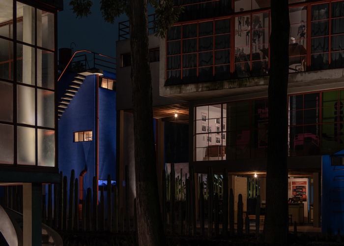 Una visión nocturna del Museo Casa Estudio Diego Rivera y Frida Kahlo. Fotografía por Jacobo Monsalve
