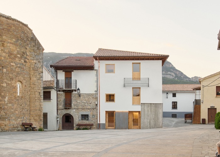 Hotel en Sigüés por Sebastián Arquitectos. Fotografía por Iñaki Bergera   