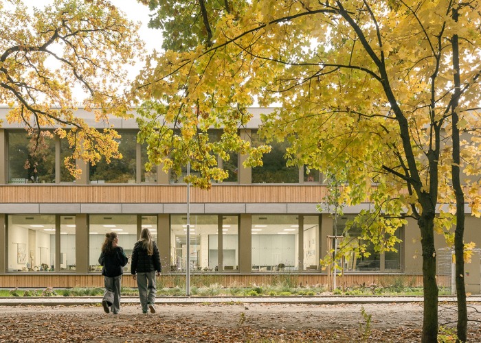 Escuela Primaria LOŠBATES por Pelletier de Fontenay + SOA architects. Fotografía por Alex Shoots Buildings