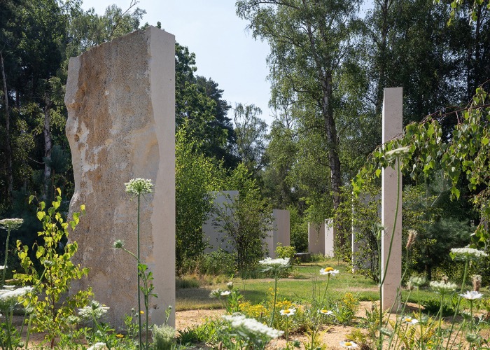 Monumento conmemorativo en el cementerio Brookwood por Studio Wignall & Moore. Fotografía por Agnese Sanvito