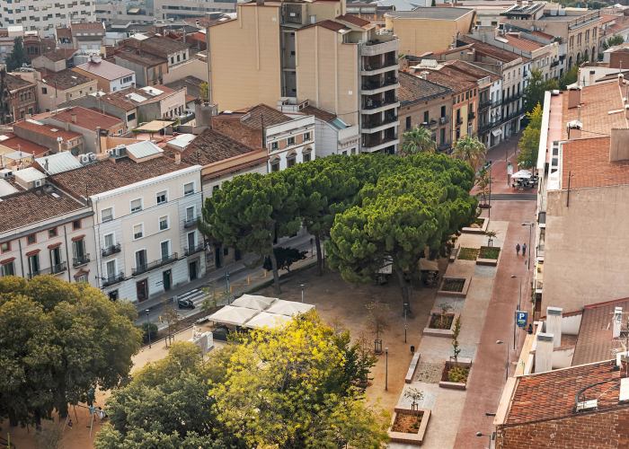 «Calle-plaza» dividida en dos franjas. Passeig Comte d'Ègara por 08014 Arquitectura
