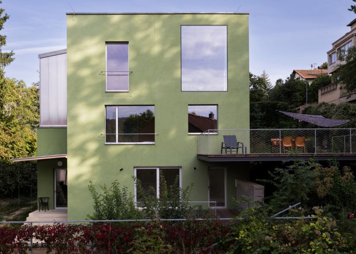Una sofisticada y dialogante renovación. Green House por Aoc architekti