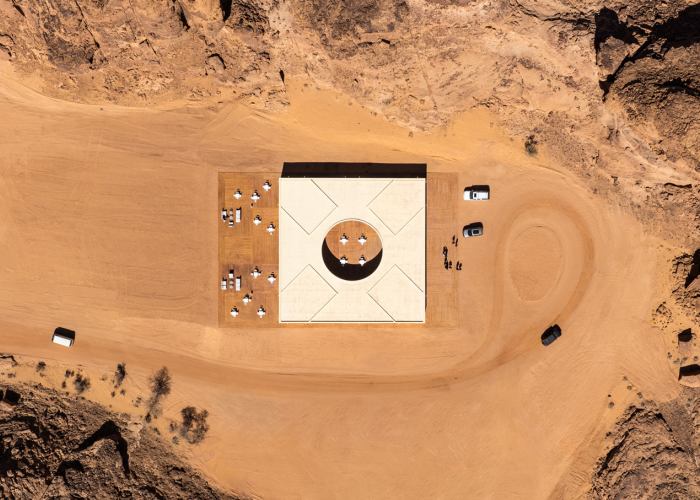 Una mirada dirigida y contrastada del paisaje. Centro de Visitantes Desert X AlUla 2024 por KWY.studio