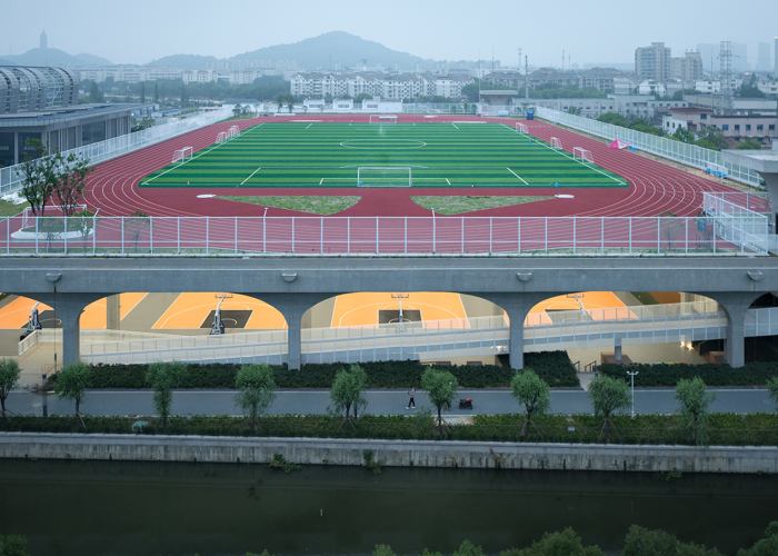 A soccer field as a roof. Indoor Sports Field of Shaoxing University by UAD