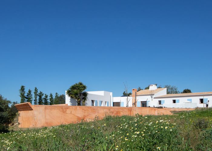 Between the ocher of the land and the blue of the sky. Casa do Loureiro by Orgânica Arquitectura