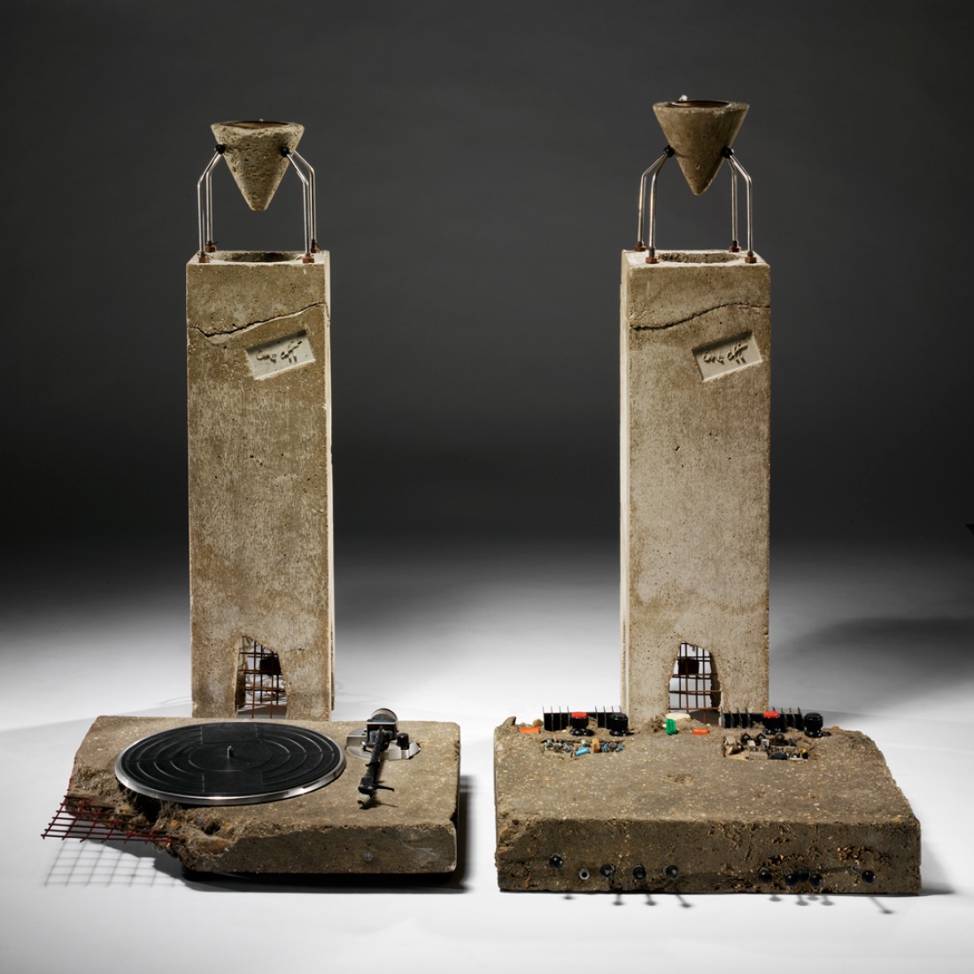 Ron Arad, Concrete Stereo, 1983. Equipo Stereo en hormigón. Museum no. V&A: W.7-2011
