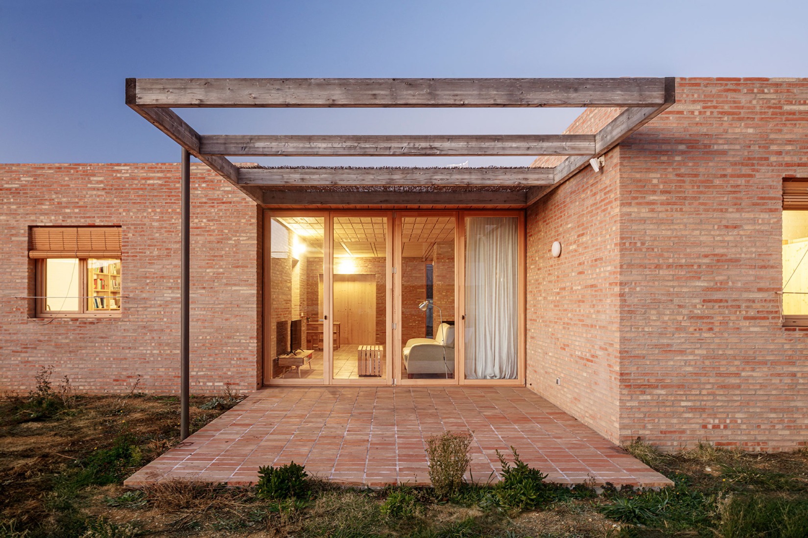 Casa LA por Alventosa Morell Arquitectes. Fotografía por Adrià Goula.