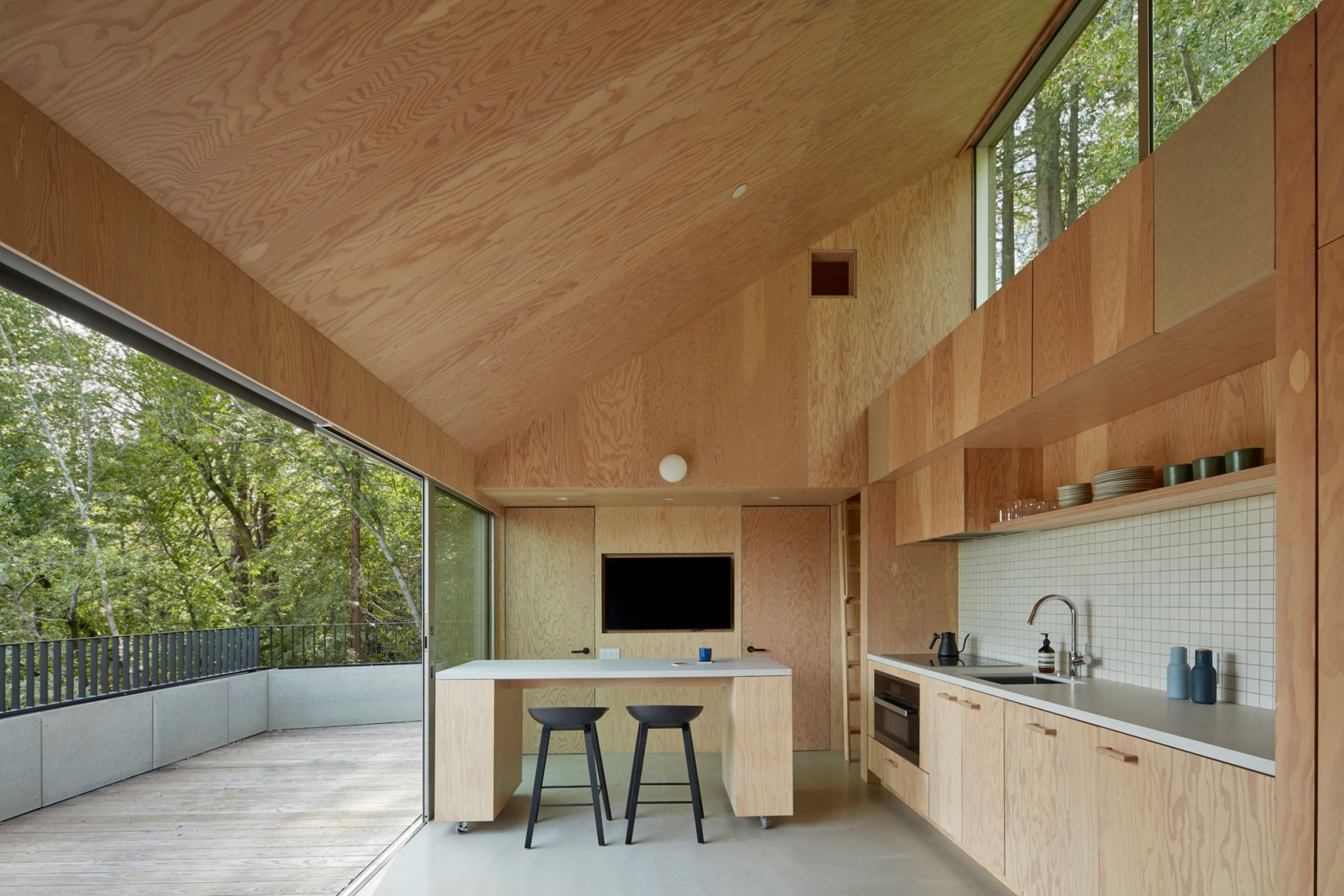 Crest Guesthouse by Mork-Ulnes Architects. Photograph by Bruce Damonte.ects. Fotografía por Bruce Damonte.
