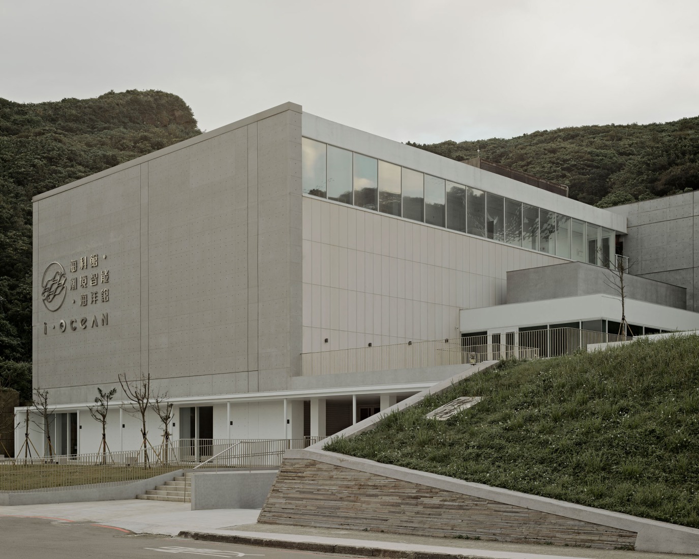 South building entrance. i Ocean Museum by B+P Architects. Photograph by Studio Millspace.