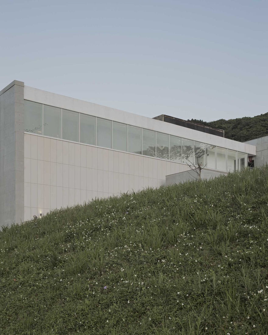 South building side. i Ocean Museum by B+P Architects. Photograph by Studio Millspace.