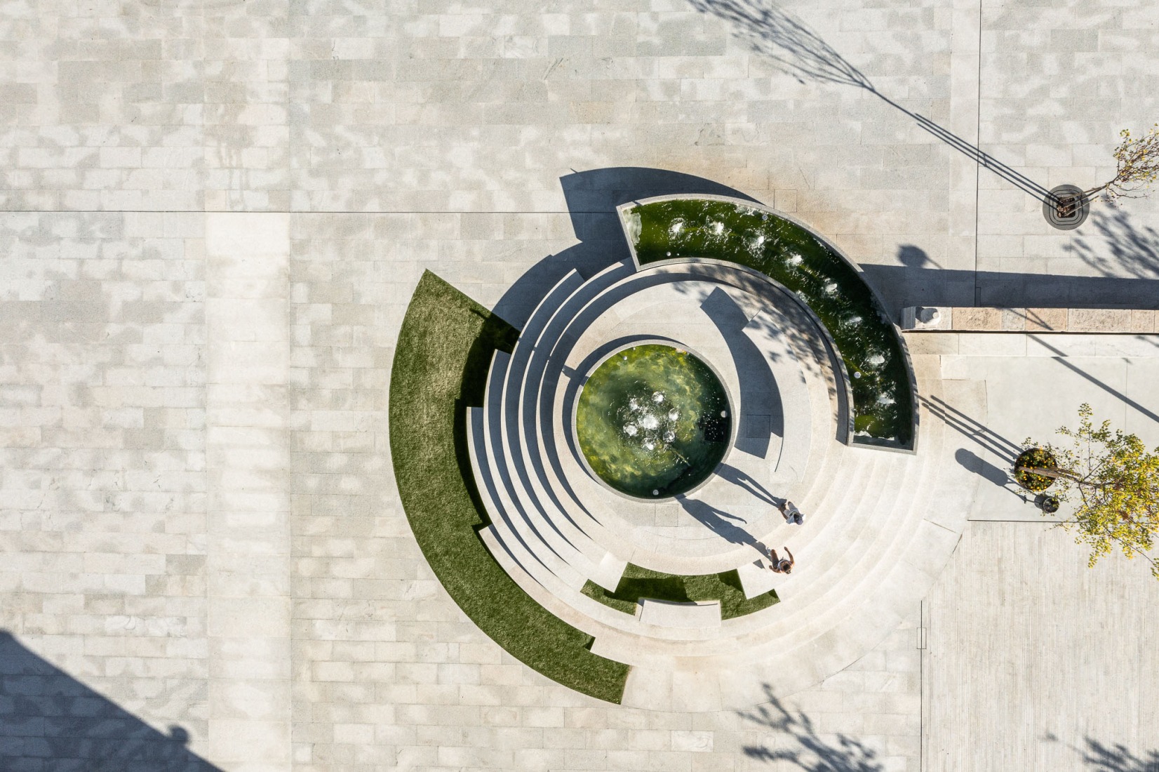 Plaza Municipal y entorno de Ribeira de Pena por AXR – Arquitetura e Design. Fotografía del Estudio Ivo Tavares.