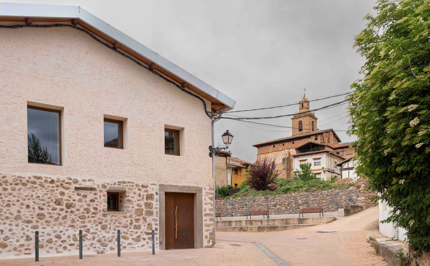 Casona en Nestares por Atelier Atlántico. Fotografía por Luis Asín.