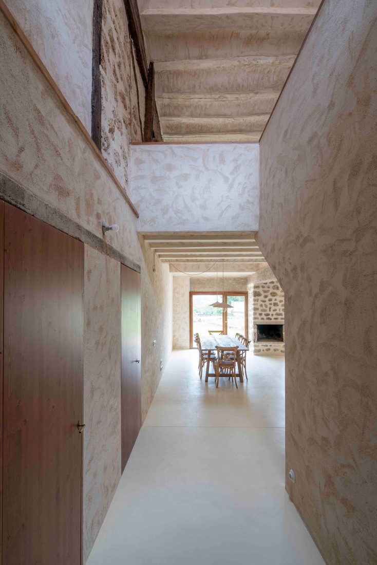Casona en Nestares por Atelier Atlántico. Fotografía por Luis Asín.