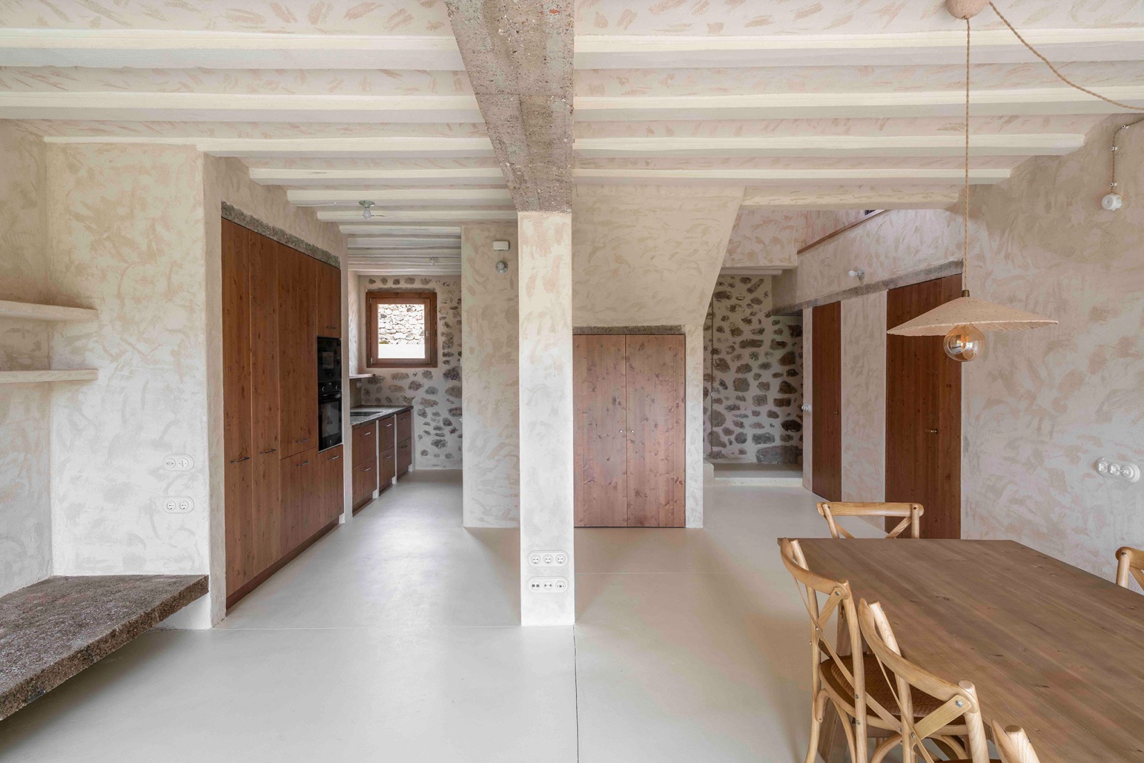 Casona en Nestares por Atelier Atlántico. Fotografía por Luis Asín.