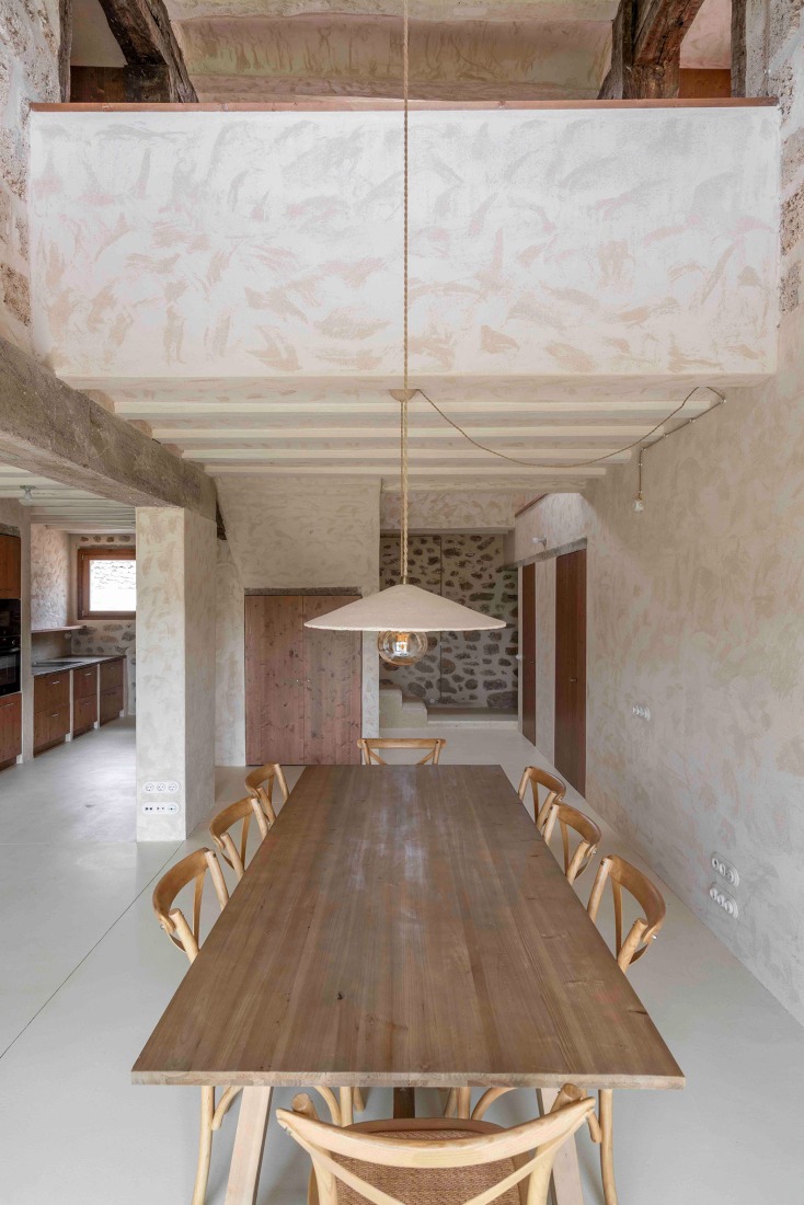Casona en Nestares por Atelier Atlántico. Fotografía por Luis Asín.