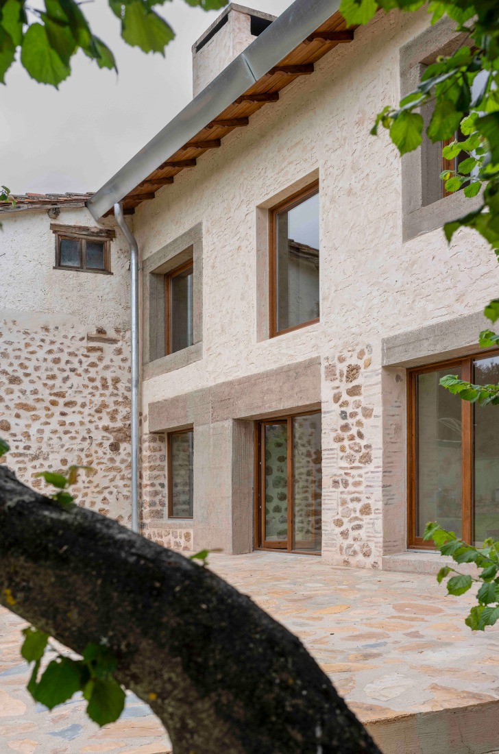 Casona en Nestares por Atelier Atlántico. Fotografía por Luis Asín.