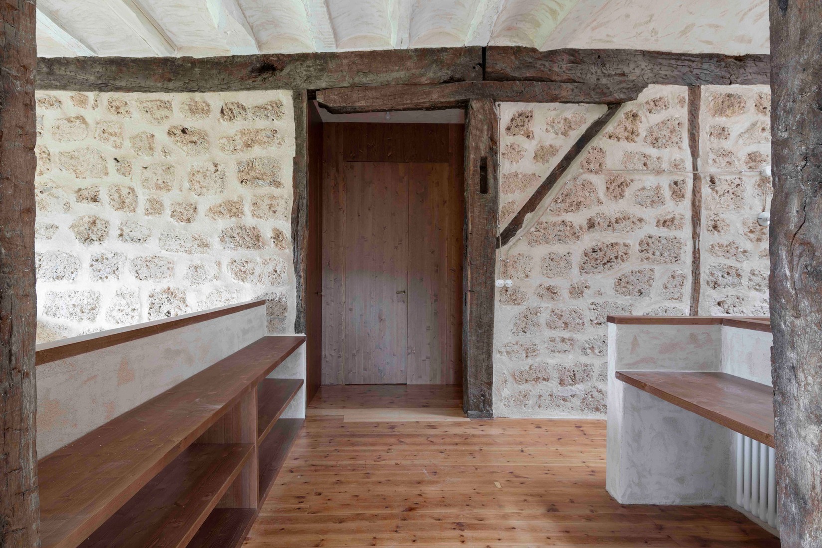 Casona en Nestares por Atelier Atlántico. Fotografía por Luis Asín.