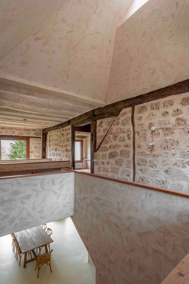 Casona en Nestares por Atelier Atlántico. Fotografía por Luis Asín.