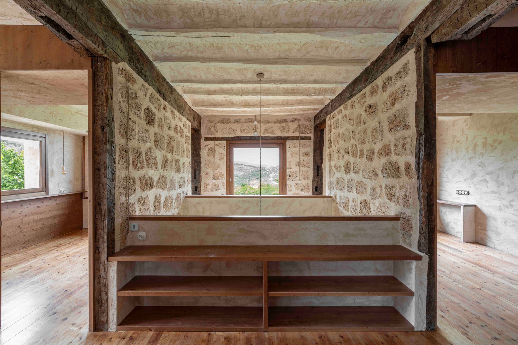 Casona en Nestares por Atelier Atlántico. Fotografía por Luis Asín.