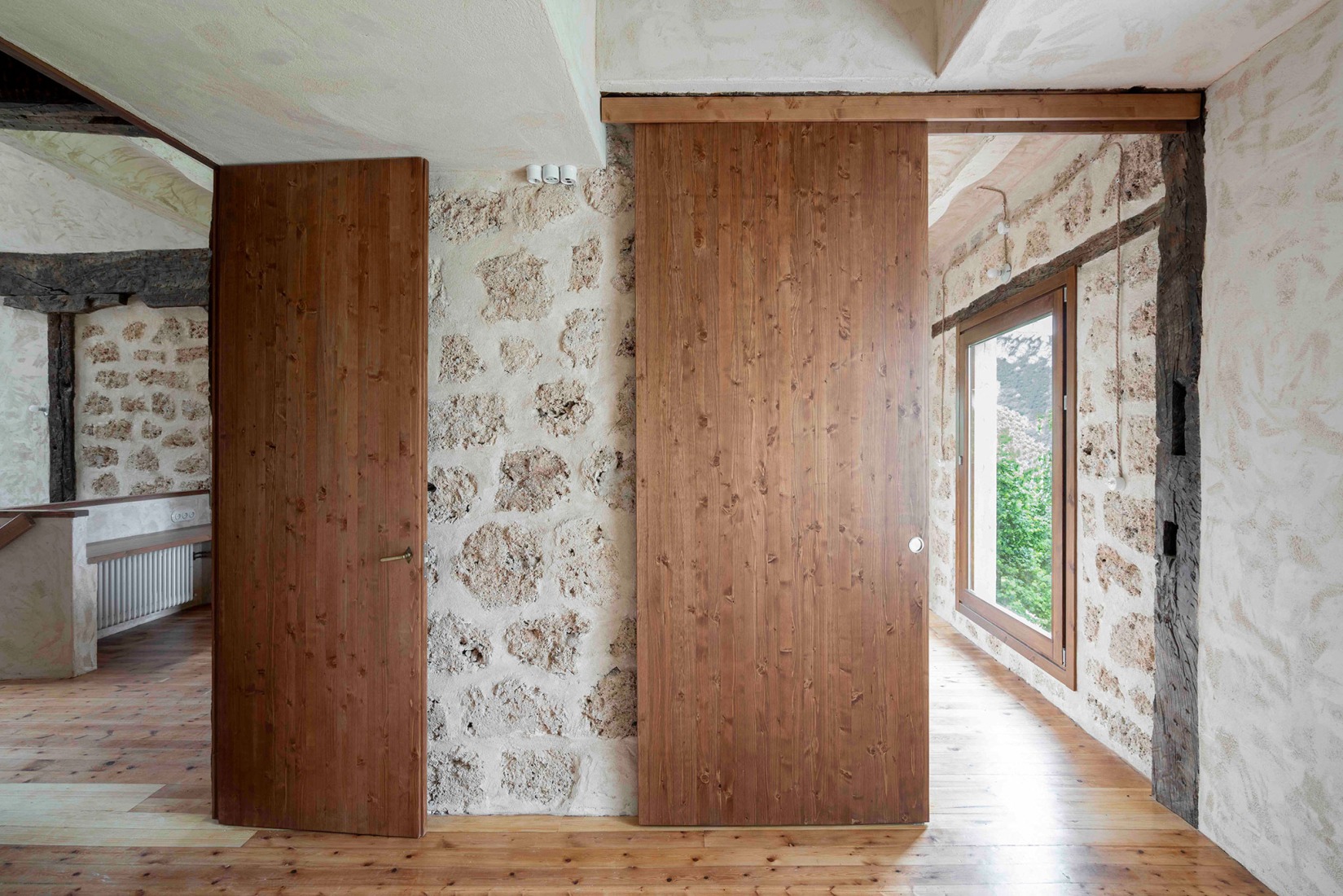 Casona en Nestares por Atelier Atlántico. Fotografía por Luis Asín.