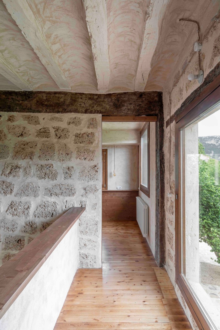Casona en Nestares por Atelier Atlántico. Fotografía por Luis Asín.