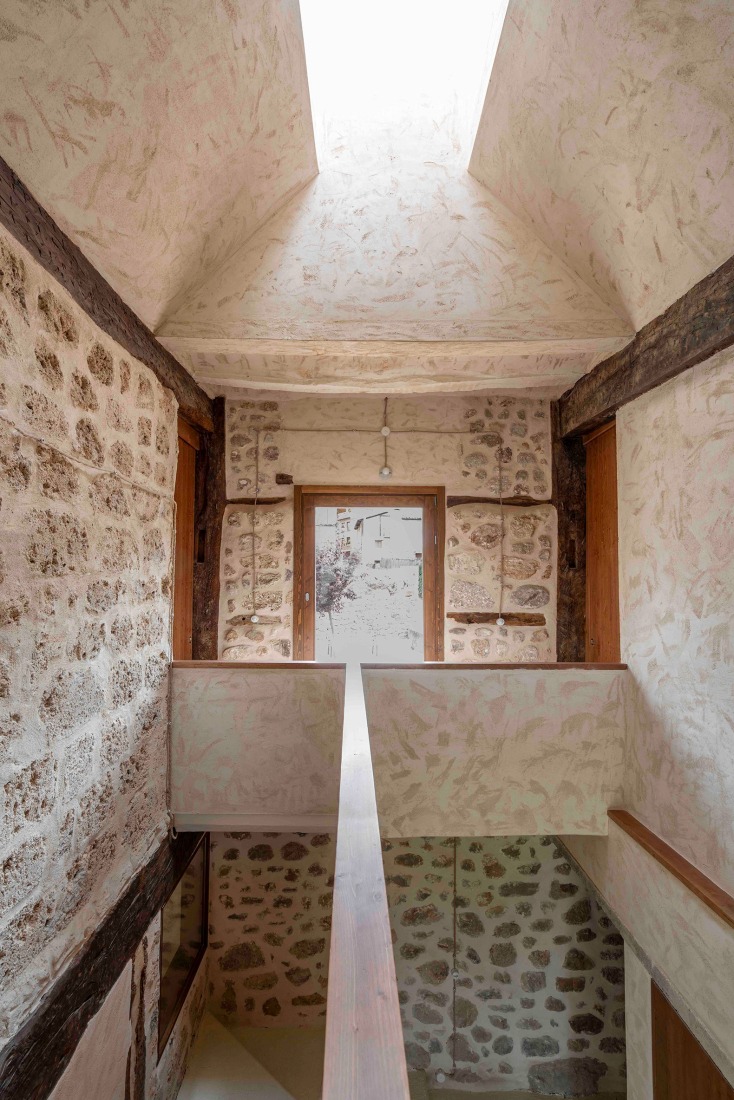 Casona en Nestares por Atelier Atlántico. Fotografía por Luis Asín.