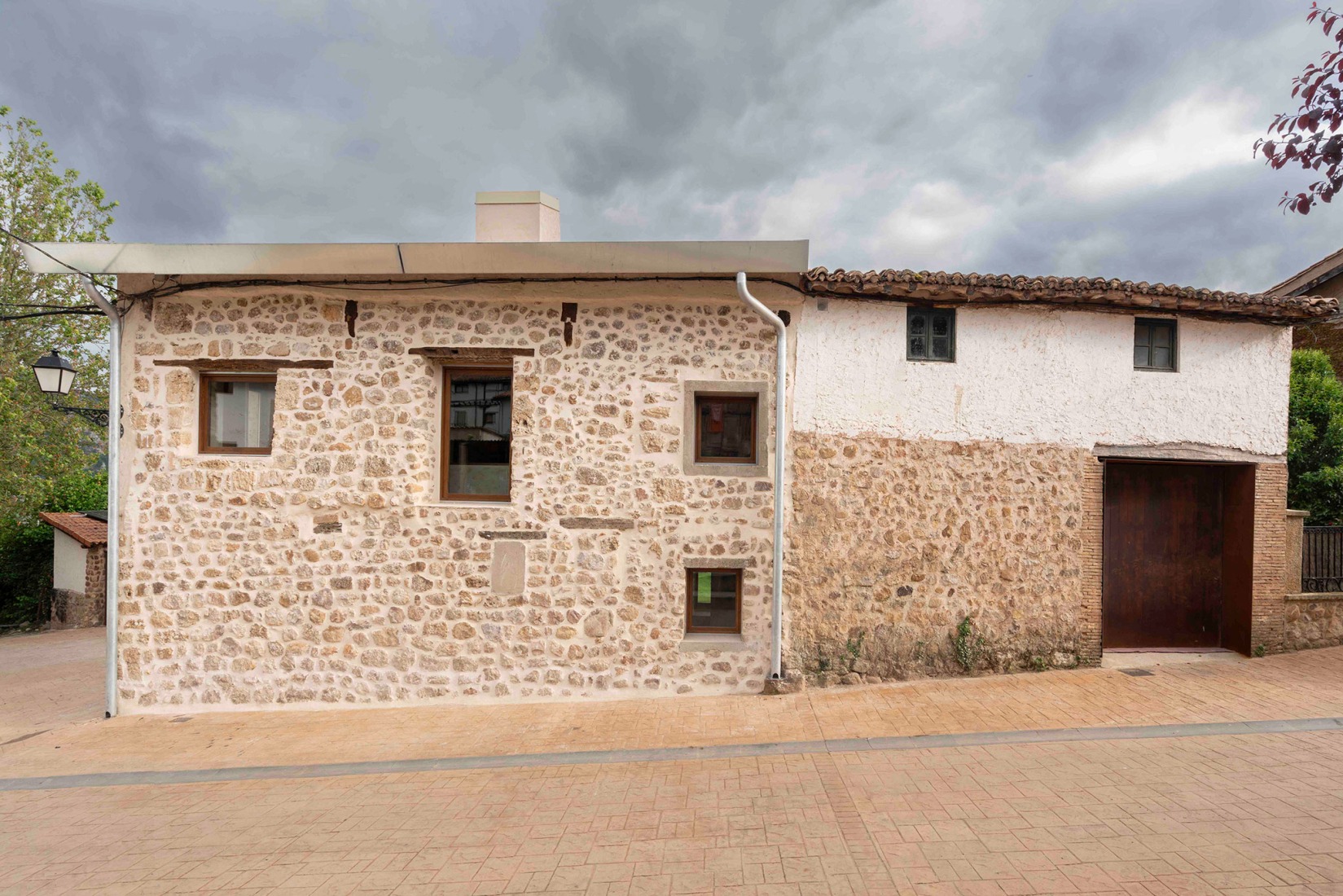 Casona en Nestares por Atelier Atlántico. Fotografía por Luis Asín.