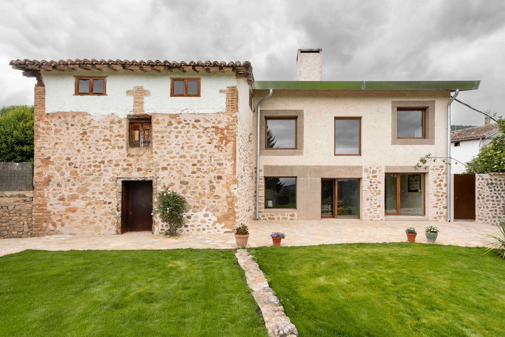 Casona en Nestares por Atelier Atlántico. Fotografía por Luis Asín.