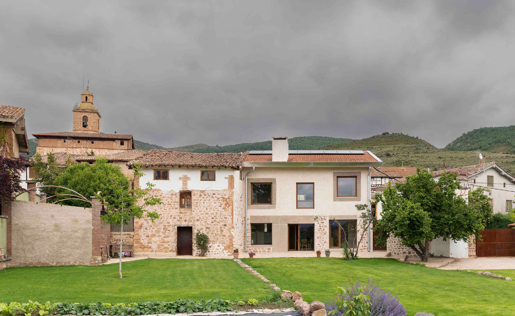 Casona en Nestares por Atelier Atlántico. Fotografía por Luis Asín.