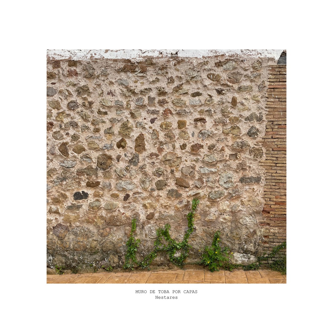 Muro de toba, fotografía por Luis Asín. Casona en Nestares por Atelier Atlántico.