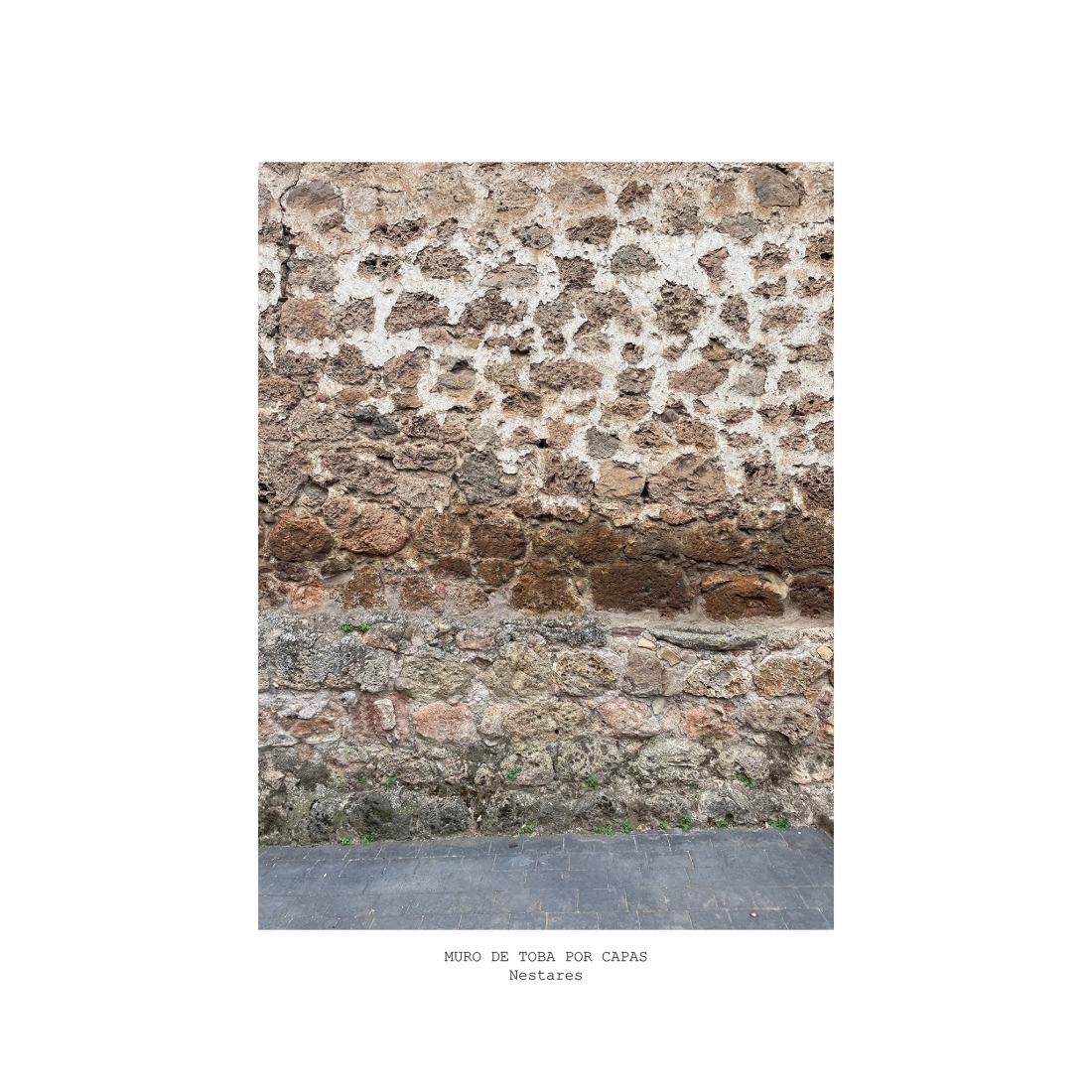 Muro de toba, fotografía por Luis Asín. Casona en Nestares por Atelier Atlántico.