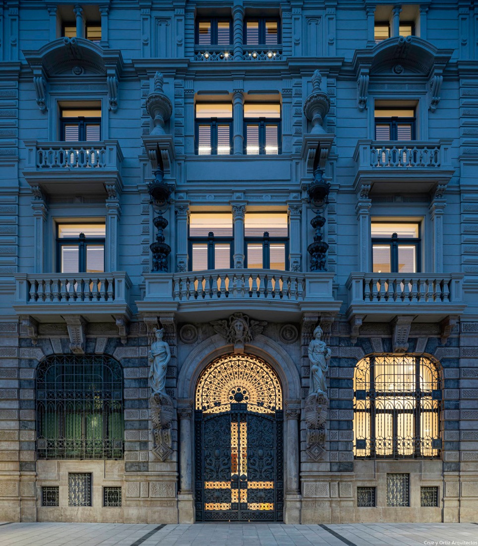 Banco Santander Offices by Cruz y Ortiz Arquitectos. Photograph by Fernando Alda.