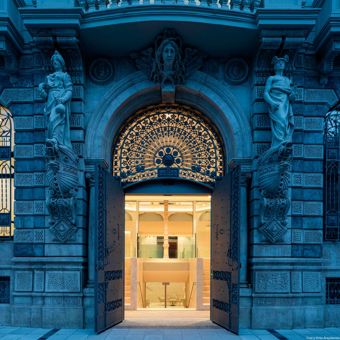Banco Santander Offices by Cruz y Ortiz Arquitectos. Photograph by Fernando Alda.