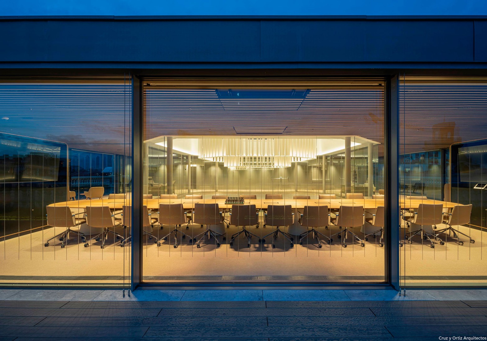 Banco Santander Offices by Cruz y Ortiz Arquitectos. Photograph by Fernando Alda.