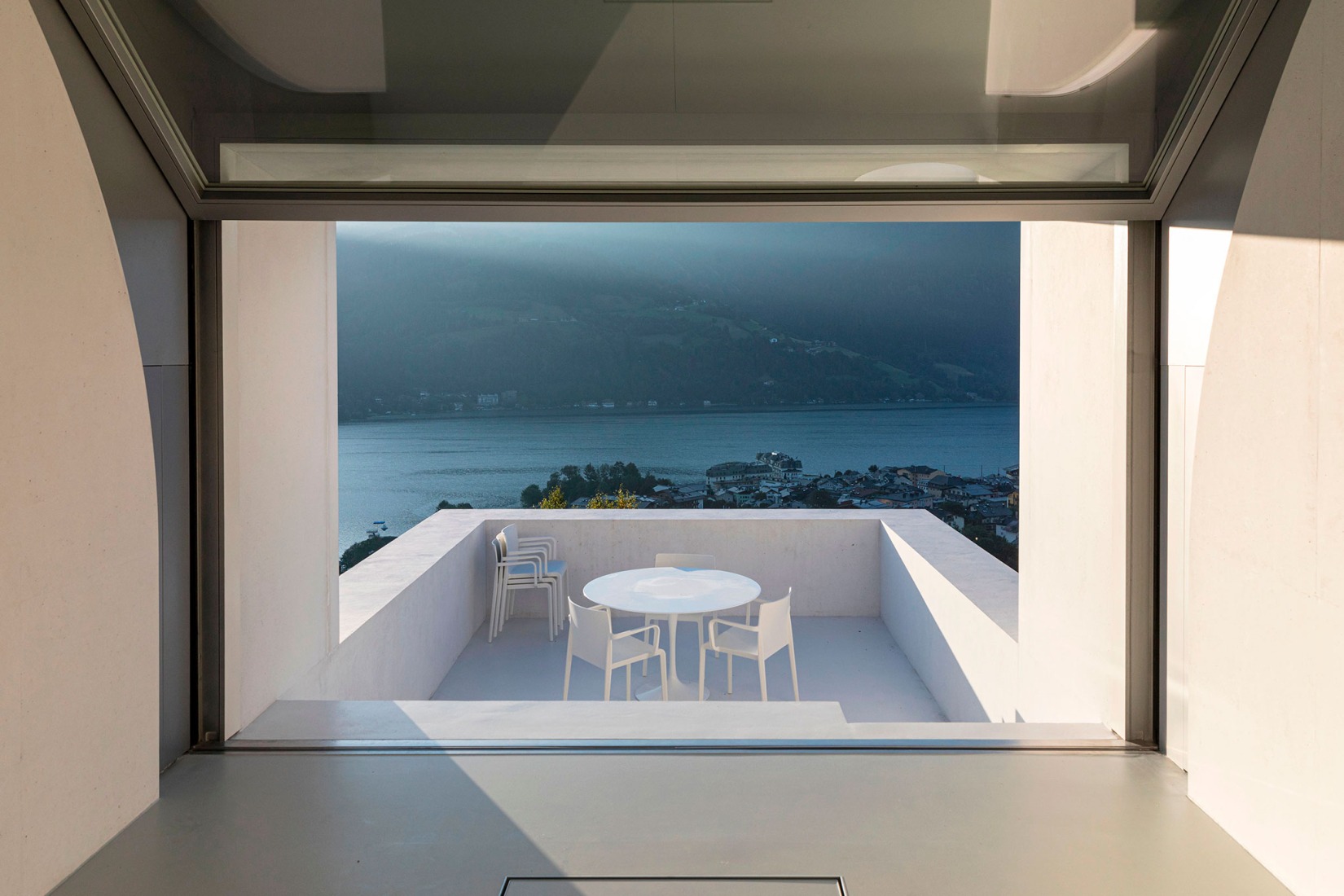Casa austriaca por OMA. Fotografía por Laurian Ghinitoui.