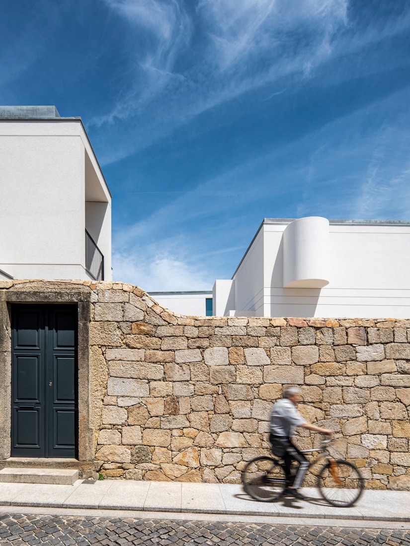 Vivienda colectiva en Vila do Conde por Raulino Silva Arquitecto. Fotografía por Héctor Santos-Díez.