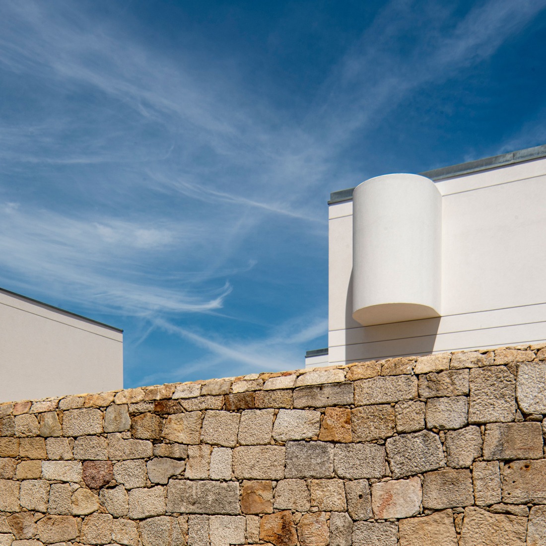 Vivienda colectiva en Vila do Conde por Raulino Silva Arquitecto. Fotografía por Héctor Santos-Díez.