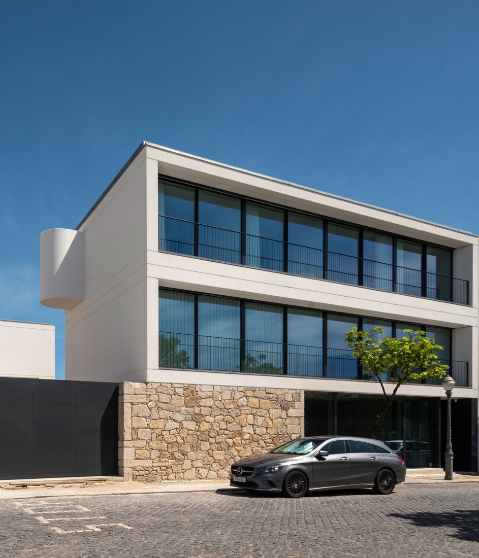 Vivienda colectiva en Vila do Conde por Raulino Silva Arquitecto. Fotografía por Héctor Santos-Díez.