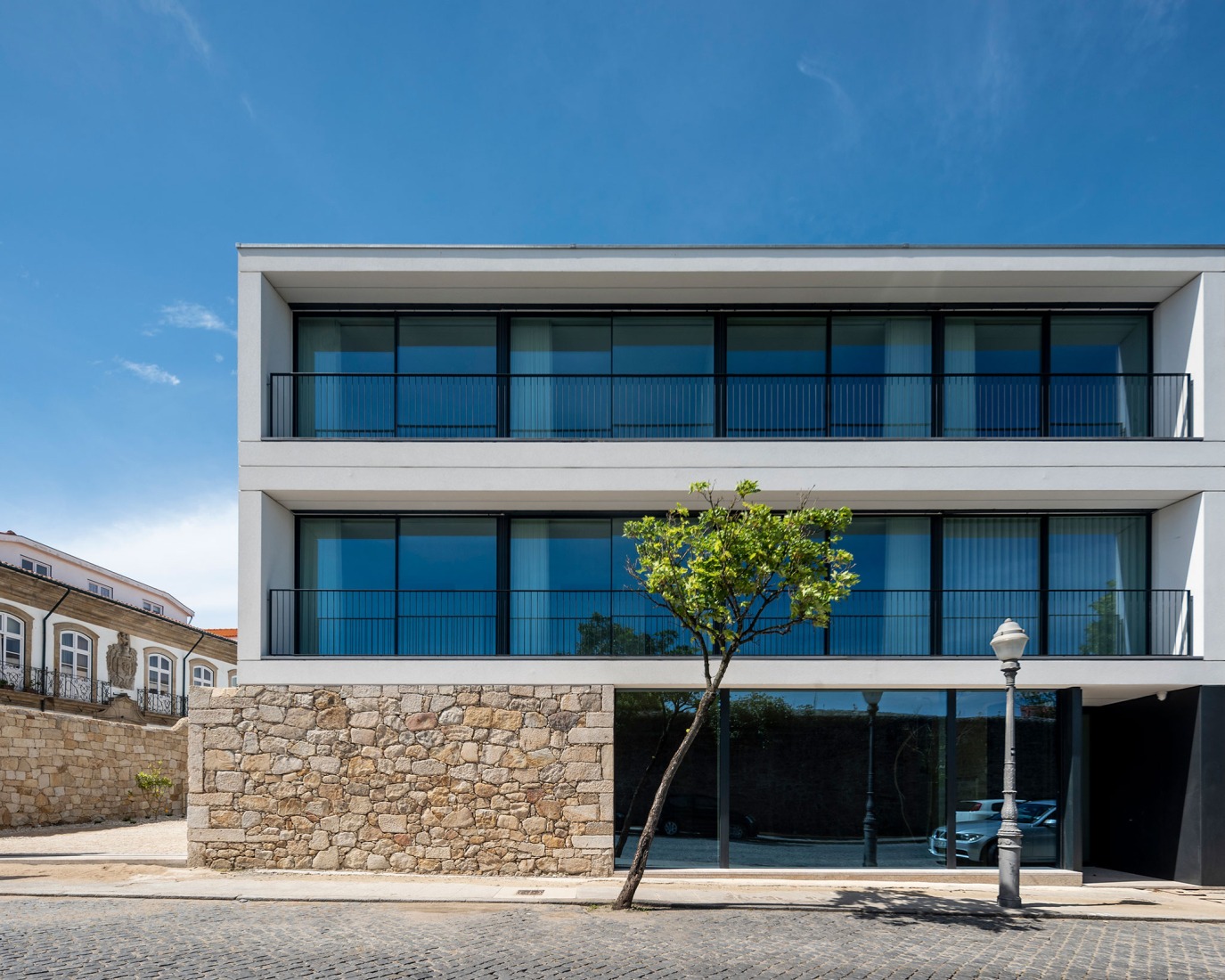 Vivienda colectiva en Vila do Conde por Raulino Silva Arquitecto. Fotografía por Héctor Santos-Díez.
