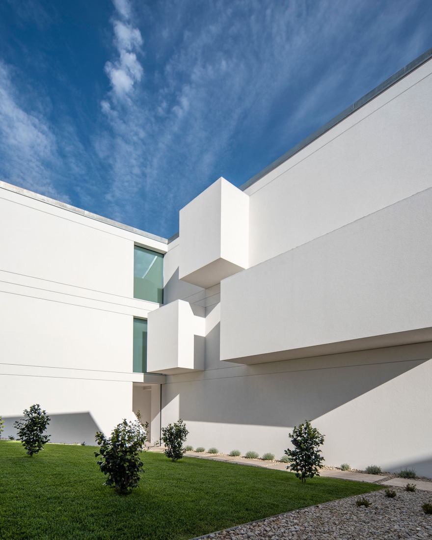 Vivienda colectiva en Vila do Conde por Raulino Silva Arquitecto. Fotografía por Héctor Santos-Díez.