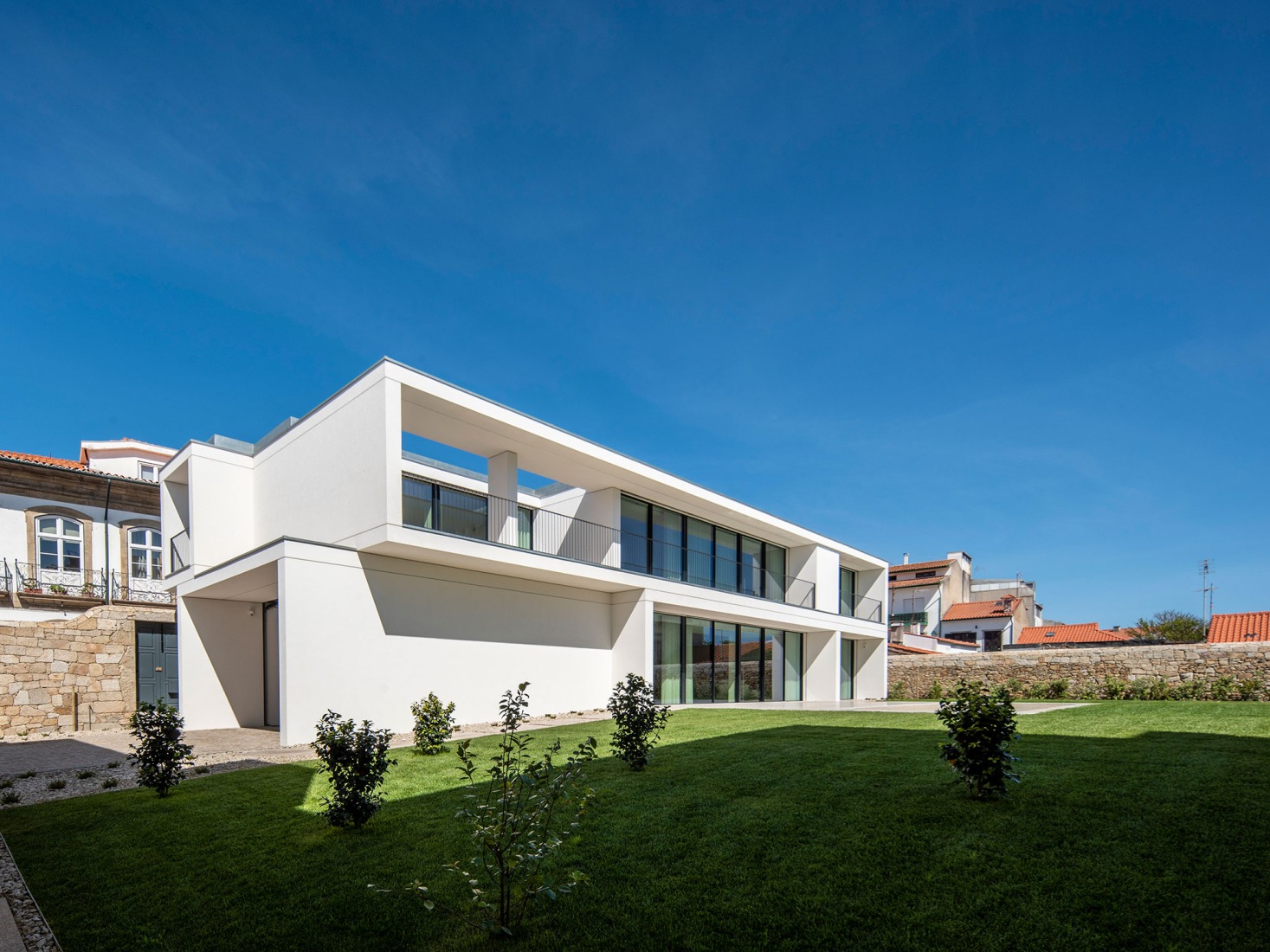 Vivienda colectiva en Vila do Conde por Raulino Silva Arquitecto. Fotografía por Héctor Santos-Díez.