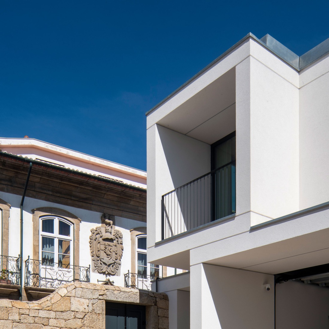 Vivienda colectiva en Vila do Conde por Raulino Silva Arquitecto. Fotografía por Héctor Santos-Díez.