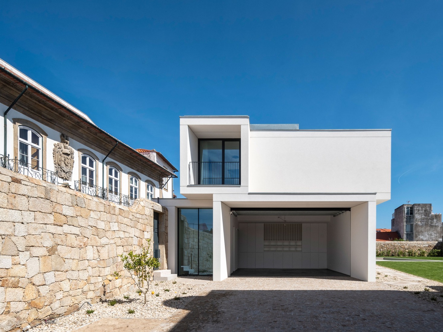 Vivienda colectiva en Vila do Conde por Raulino Silva Arquitecto. Fotografía por Héctor Santos-Díez.
