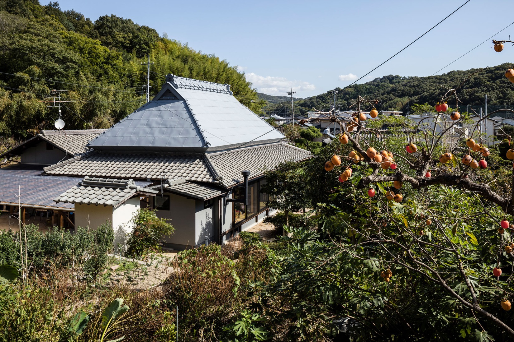 Renovation of a Minka with a ceramic artist’s studio by Raumus. Photograph by Norihito Yamauchi.