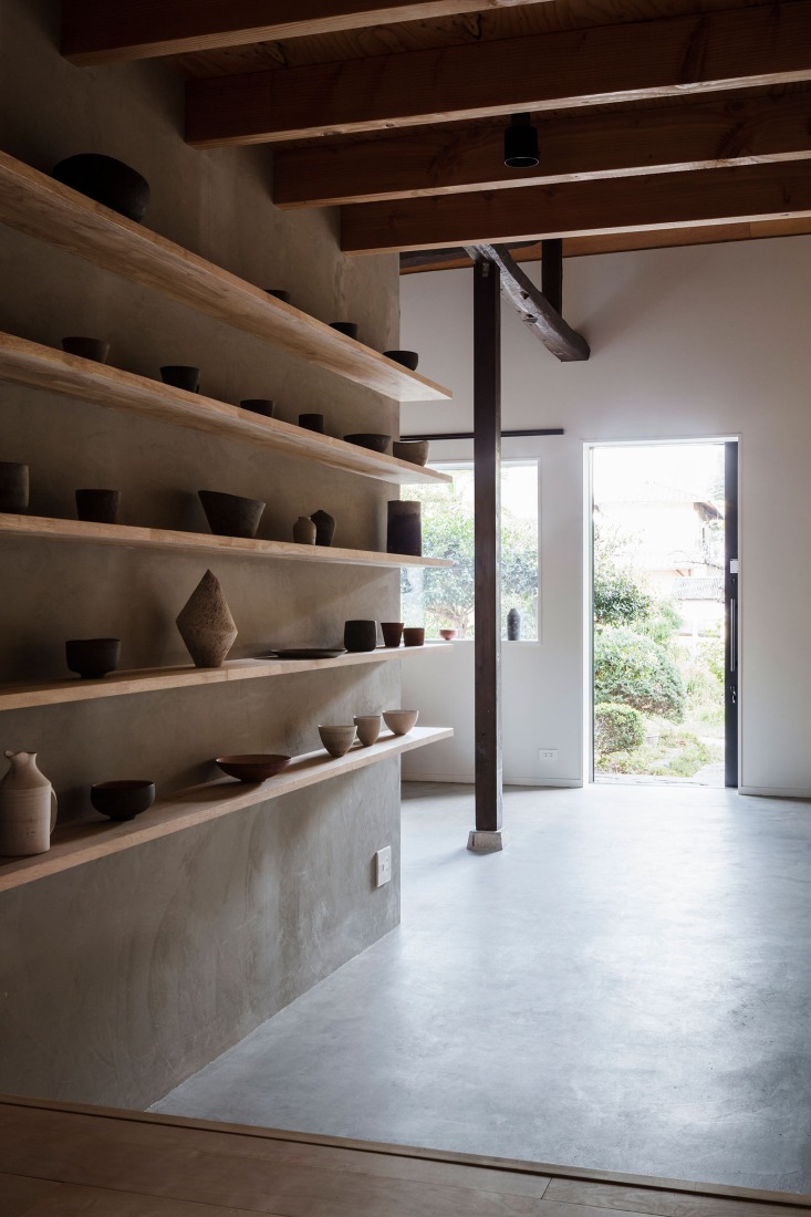 Renovation of a Minka with a ceramic artist’s studio by Raumus. Photograph by Norihito Yamauchi.