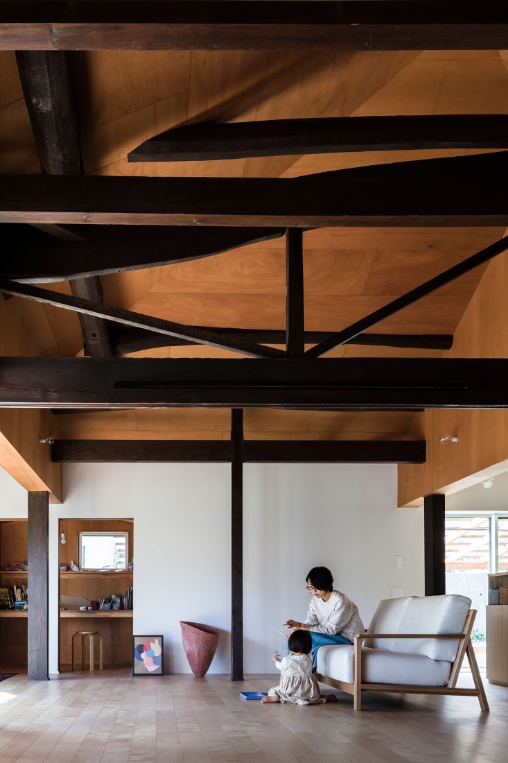 Renovation of a Minka with a ceramic artist’s studio by Raumus. Photograph by Norihito Yamauchi.